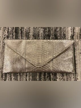 NWOT Urban Expressions Light Gold Metallic Snakeskin Envelope Clutch Gold Chain